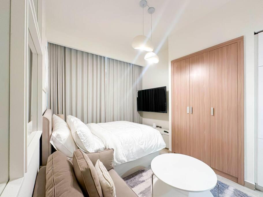 Apartment Luxury Near Burj Khalifa In Azizi Riviera *